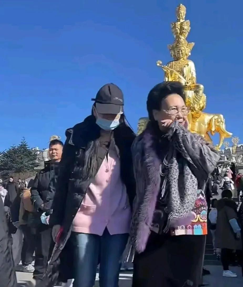 伊能静与婆婆一同祈福时
穿了一件黑色羽绒服
粉色打底衫
羽绒服敞开穿时秀出那一抹