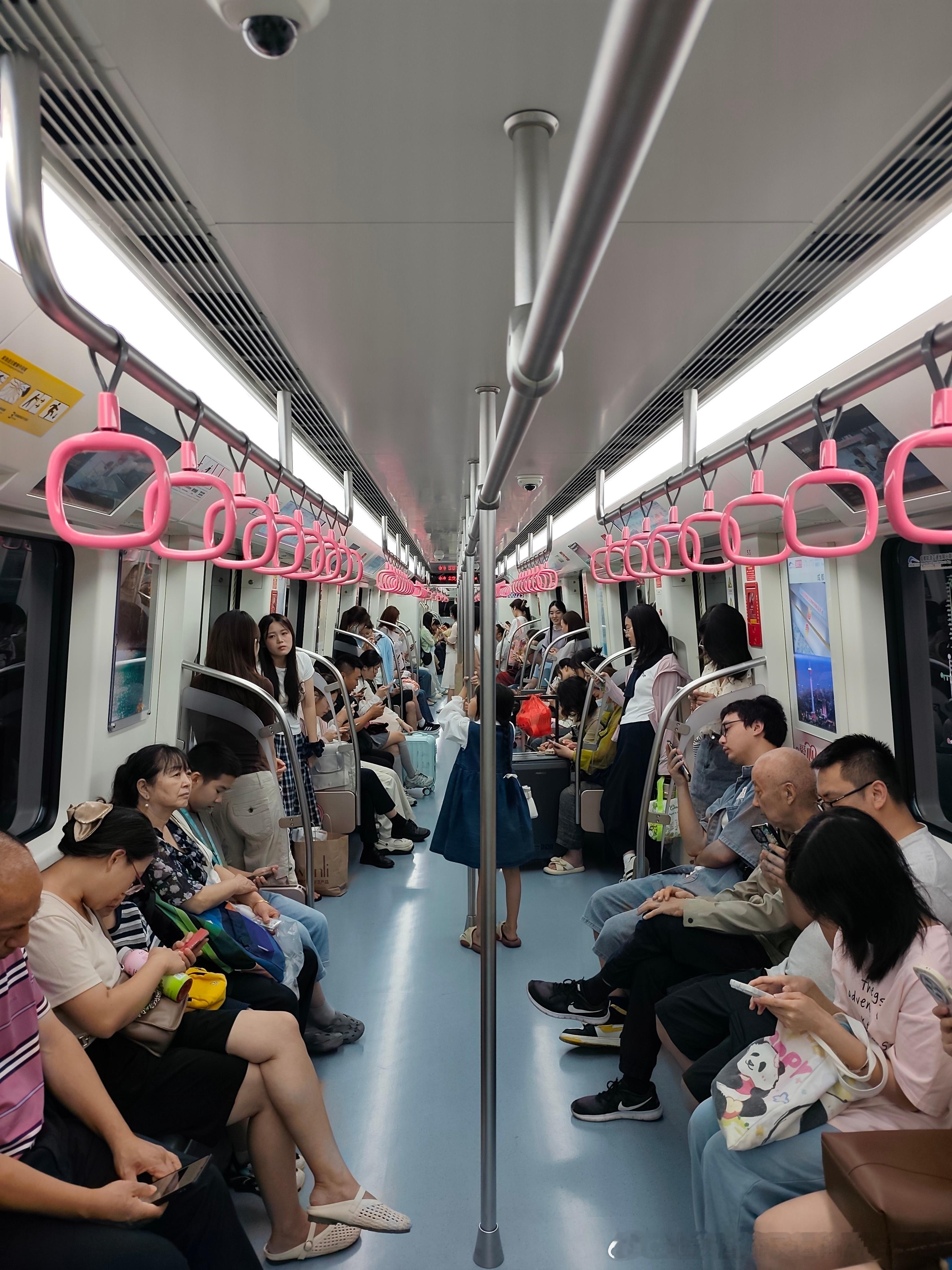 成都地铁投稿：2026年8月19日（周三）晚高峰17:17，成都地铁30号线（锦