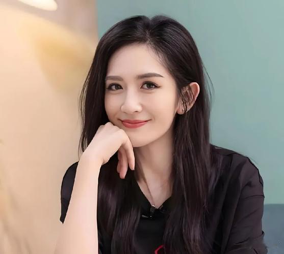 14日深夜谢娜突发即兴搞笑视频，配文“大晚上不能我一个人笑”，顶着鸡窝头随性出镜