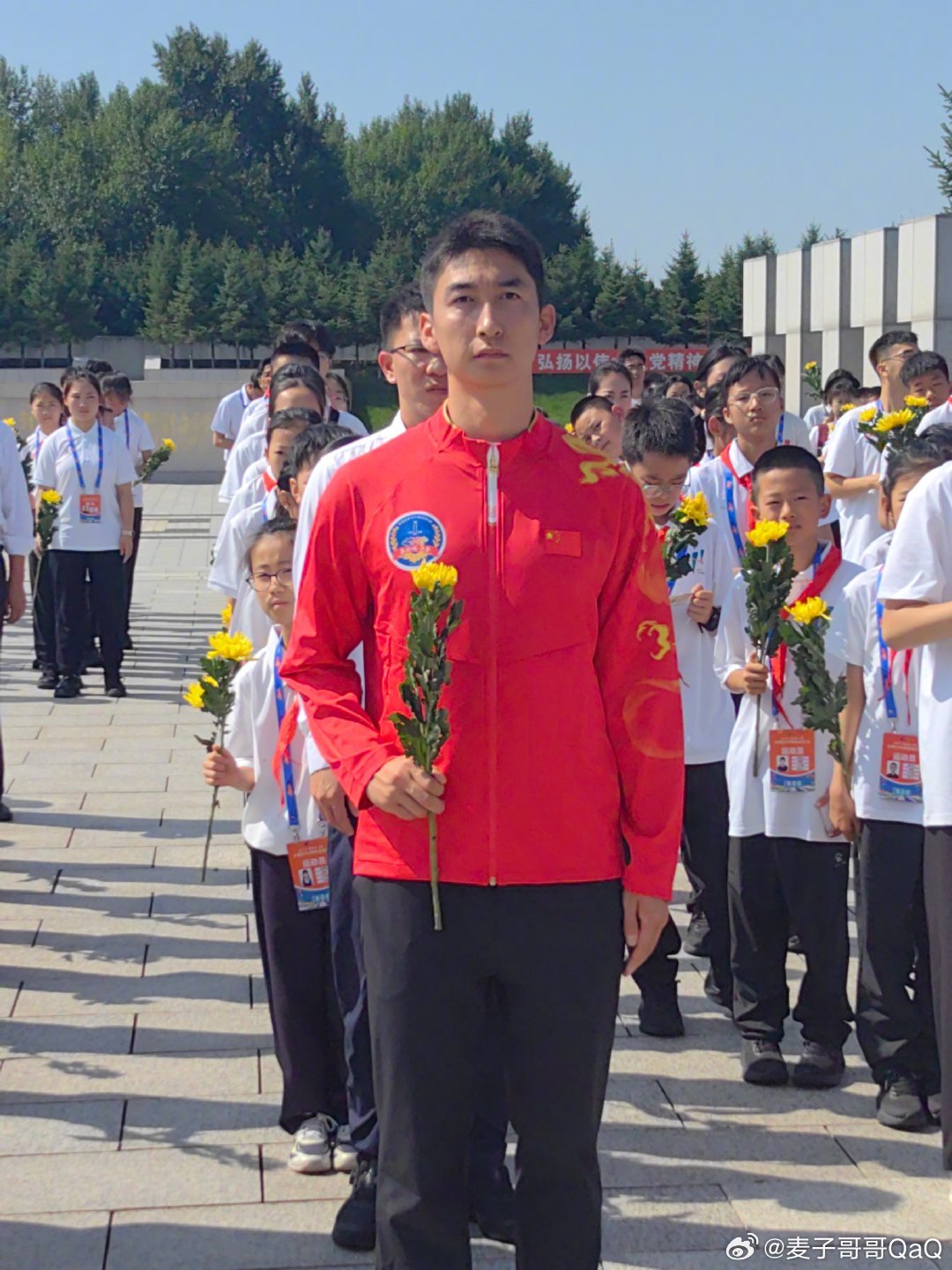 武大靖铭记历史不忘来时路2025年8月1日，武大靖、王皓等运动员与参与2025全
