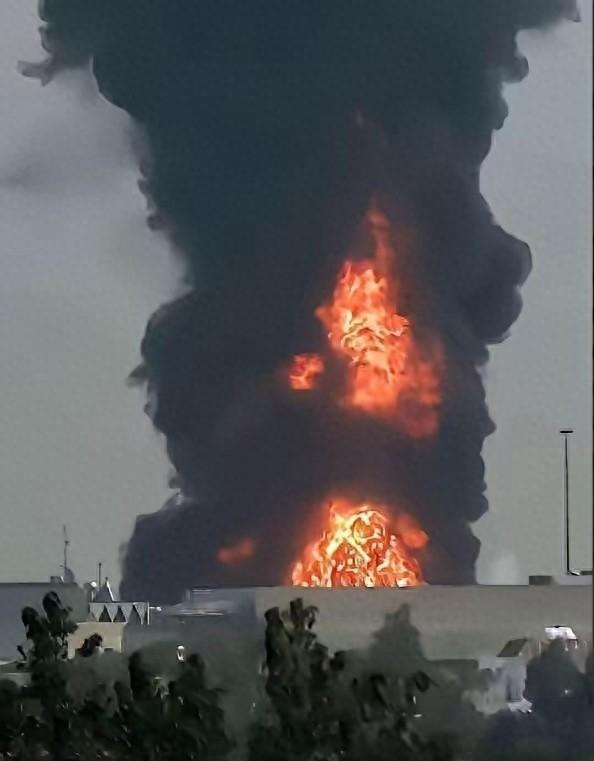 凌晨的迪拜天空被火光撕裂，一座靠“绝对安全”卖全球的繁华都市，瞬间成了硝烟中的孤