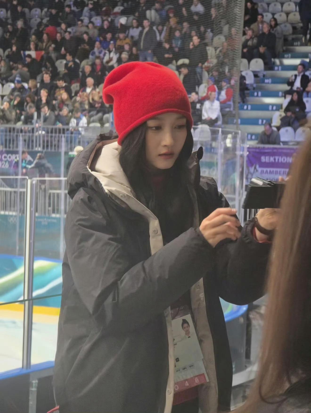 网友米兰冬奥会偶遇关晓彤网友偶遇关晓彤冬奥会看冰球比赛有网友在米兰冬奥会偶遇关晓
