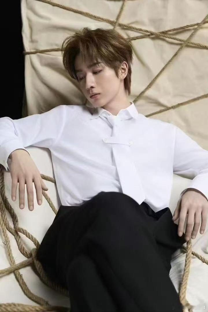 李宏毅的李是锦鲤的李李宏毅三盒盲盒都拆到隐藏款别人梦寐以求的隐藏款，李宏毅三盒盲