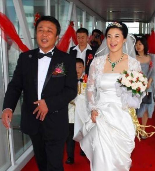 2001年，郭斌和王楠相恋，王楠的父母知道后，就对郭斌说:“你不仅年纪大，而且还