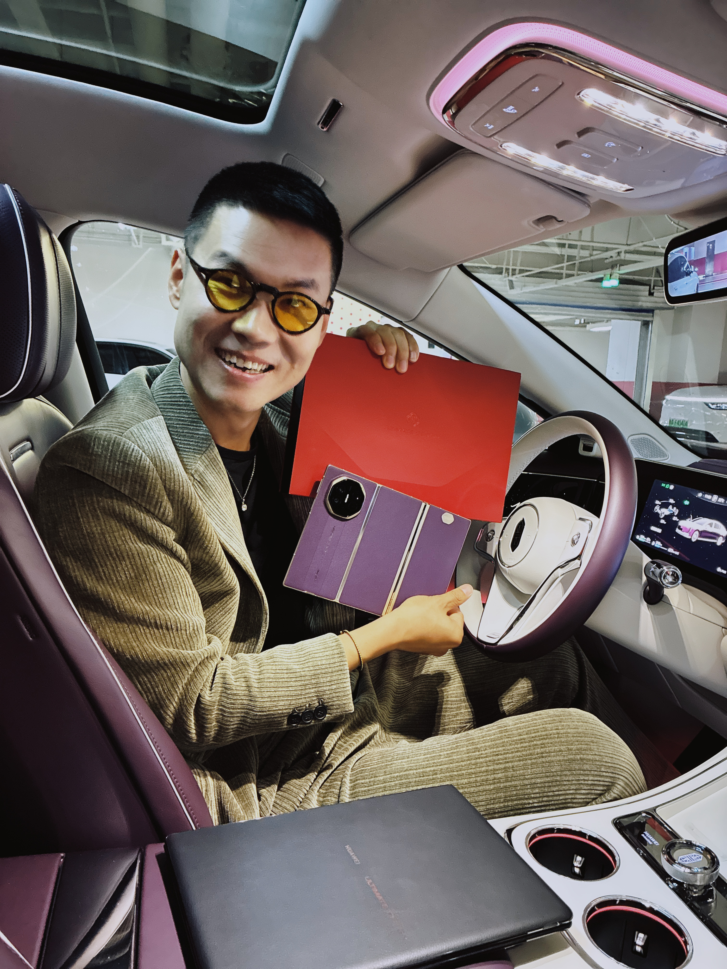 这一套可还行，华为挚友三件套华为新三折叠正式开售首销，提了。VIP交付，巴黎水，