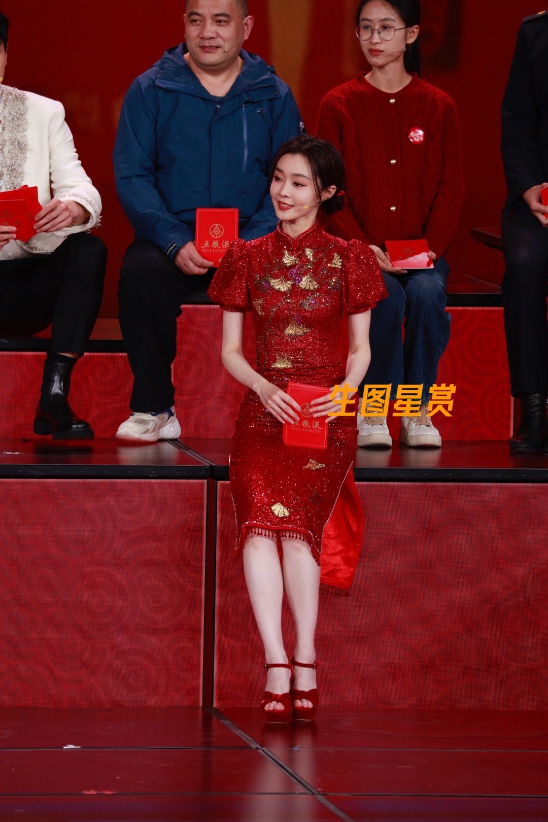 宋轶龙年央视春晚直播现场，红色旗袍造型可爱喜庆🧧🐲🌺 | 2489独家 ​