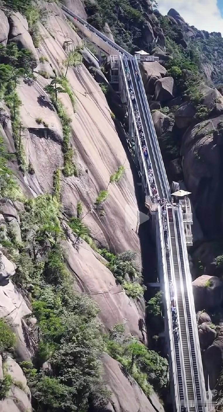 江西灵山风景区上山不是常见的缆车，而是这是阶梯式的电梯，好像是一种创新，但到底哪