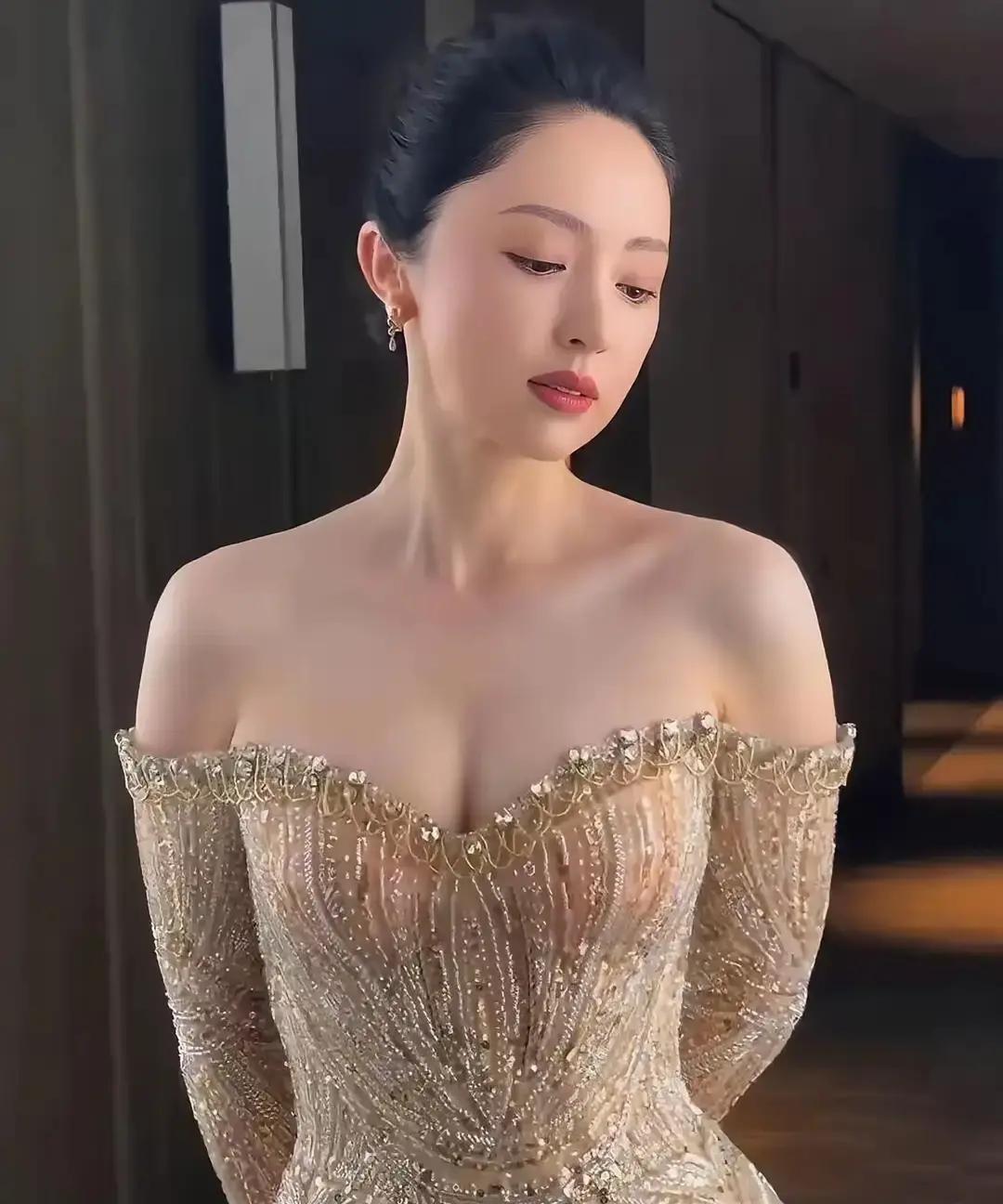 董璇近照脸圆了一圈，自媒体立马喊她打针。
47岁出席活动，苹果肌鼓得明显，下颌线