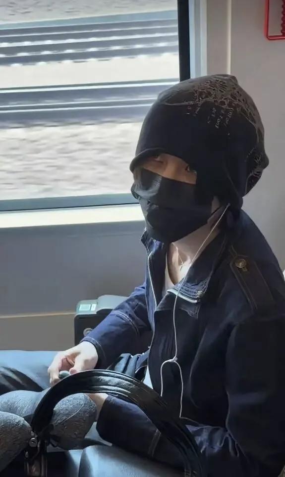 出道八年无人问，一朝霸座天下知。到底是明星还是巨婴？文化工作者还是要有一点文化的