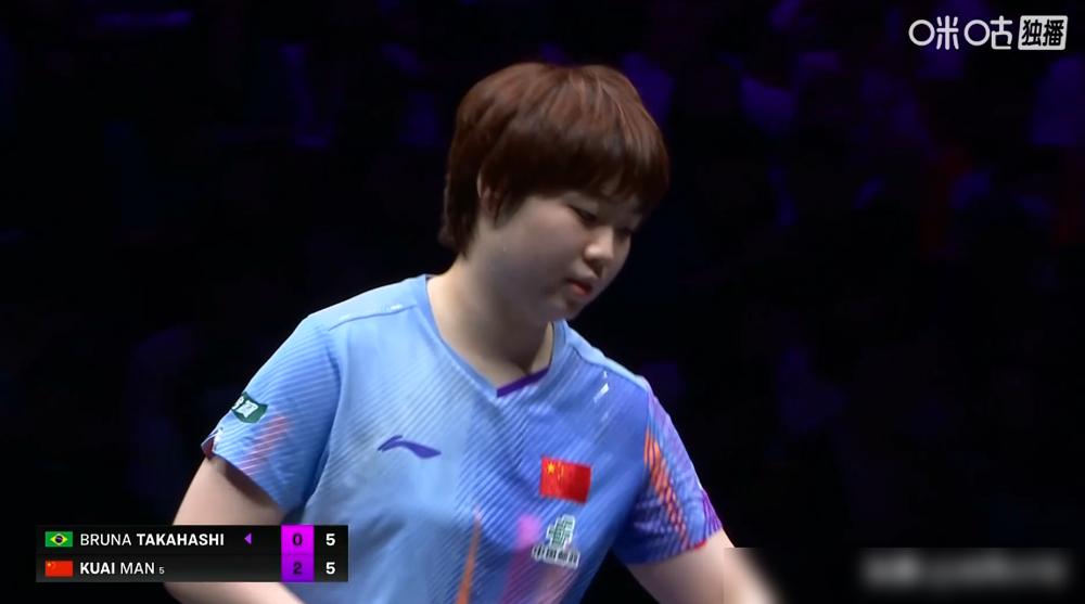 蒯曼的“温柔”，是成不了超巨的死穴。
第三局被高桥布鲁纳扳分时，她攥拍的指节发