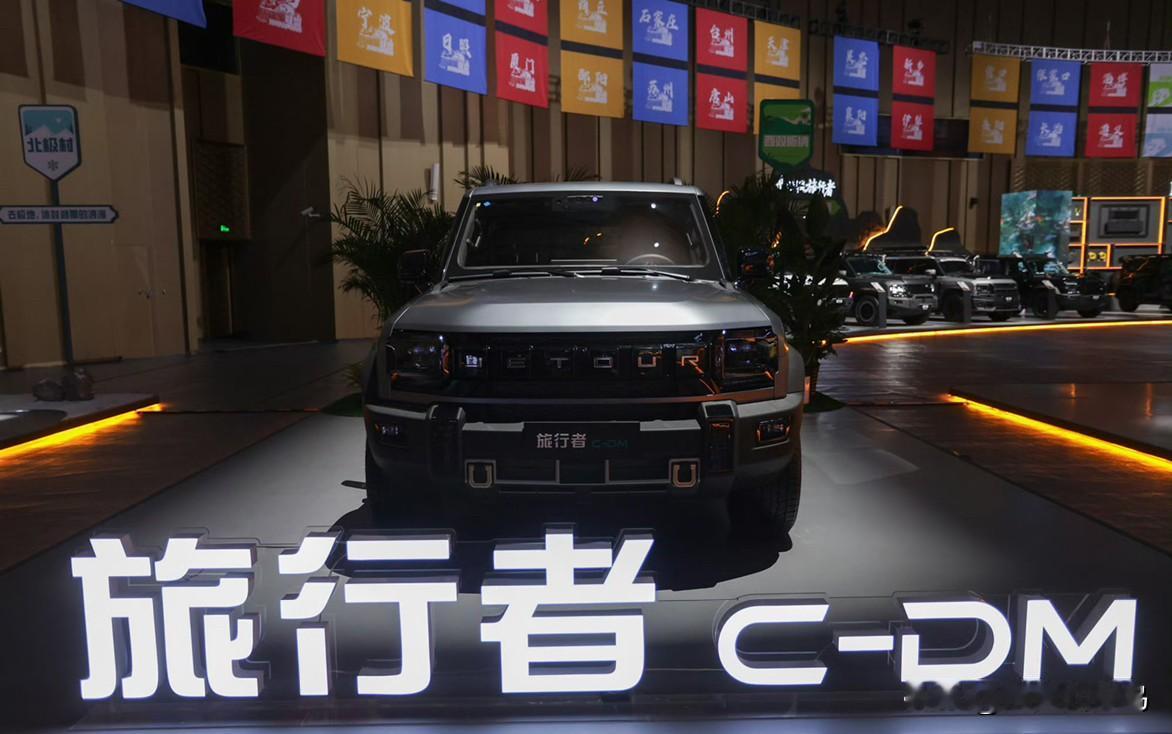 还记得第一次玩越野时，跟朋友开车陷在河道里慌得手忙脚乱，是素不相识的捷途车友冲过