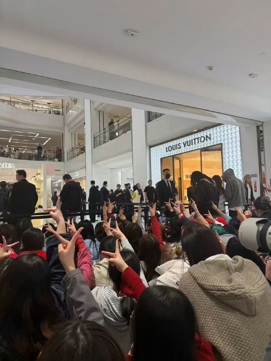 苏新皓活动应援苏新皓活动应援排面活动现场整栋楼齐声喊苏新皓C位，声音整齐又响亮，