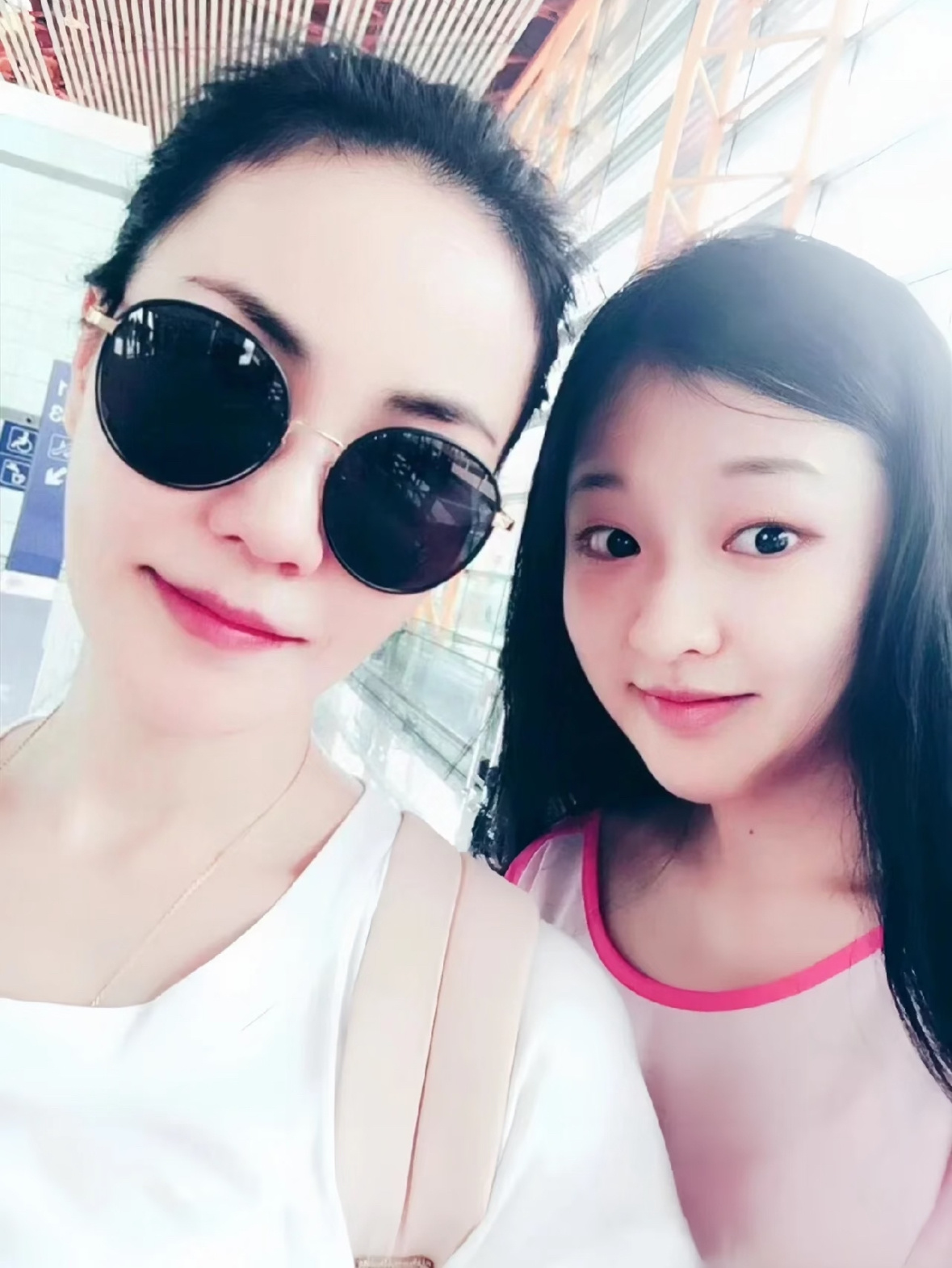 我和王菲合影了这是可以和朋友炫耀一辈子的吧… 