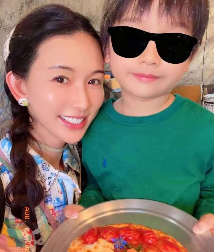 林志玲晒出4岁儿子做披萨的照片。配文说这是给爸爸的父亲节礼物。语气里那股骄傲劲儿