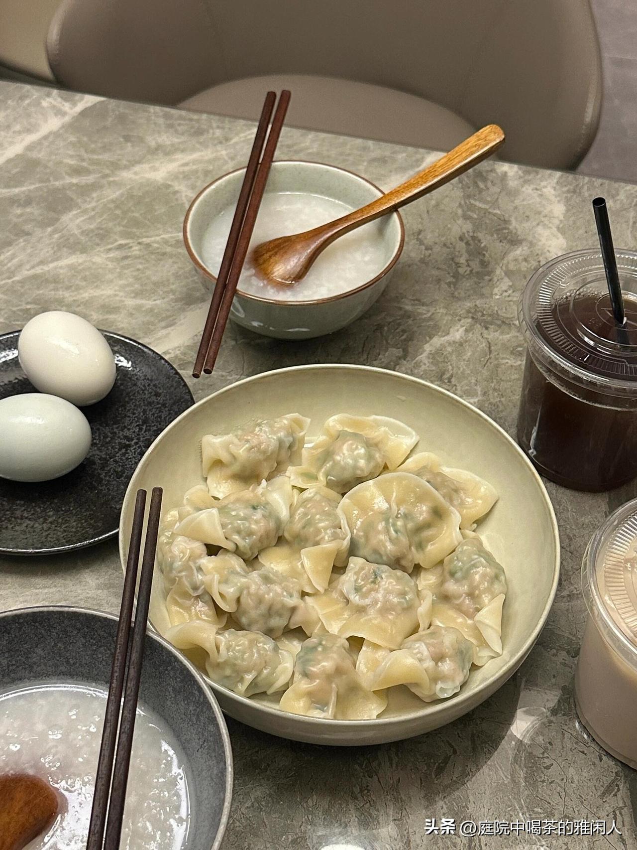 婆婆今天包了饺子，我一口气吃了20个，她说我一个女人吃太多了。我反驳说：是您包得