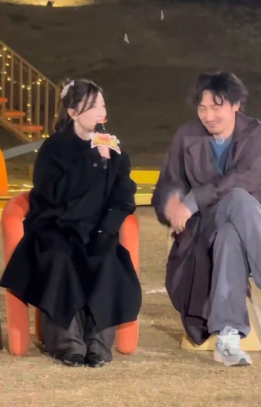 周冬雨说王传君唱跳专业的 周冬雨眼里王传君一直是低调害羞又暖心的大哥哥，节目里解