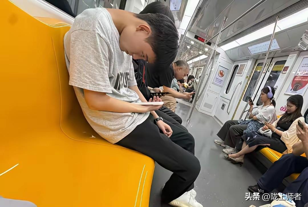 低头手机族到底会带来什么影响？有待时间的检验！