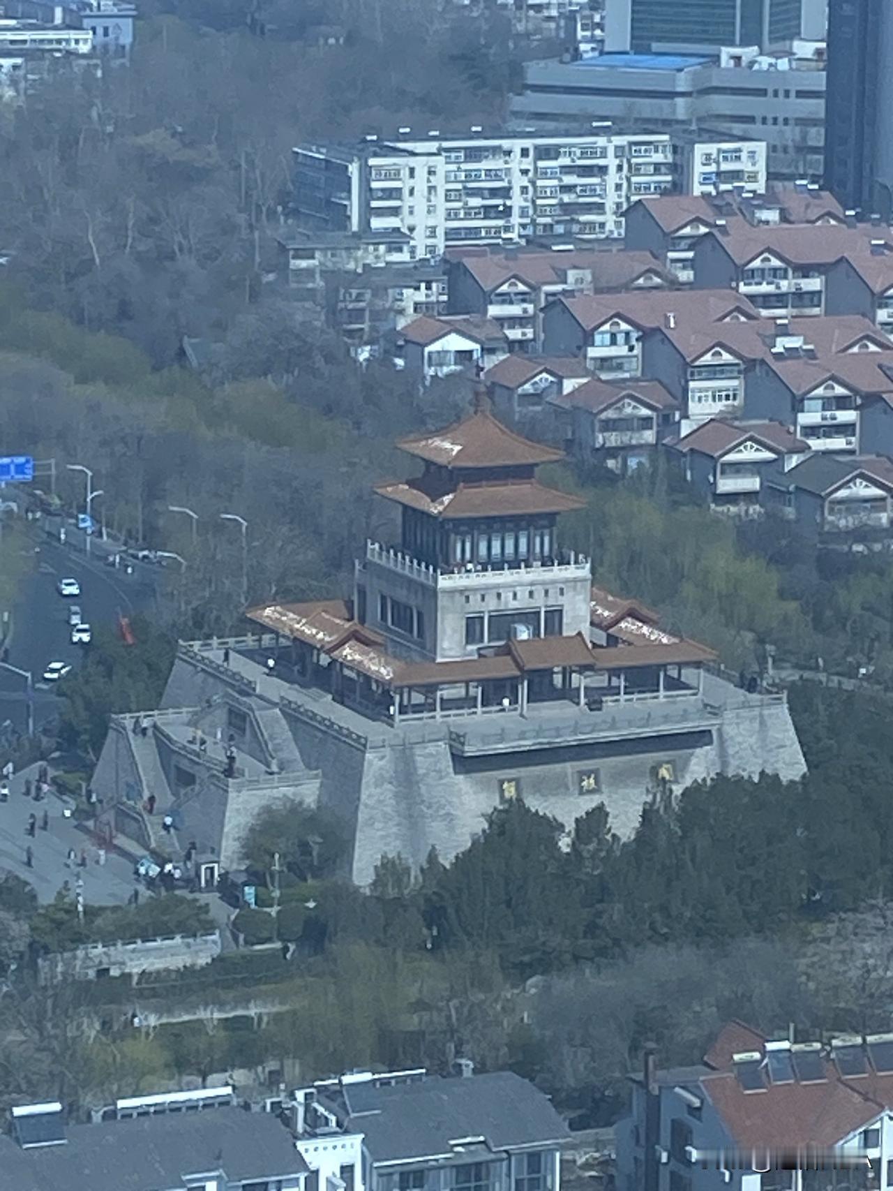 在济南老城的东南一隅，护城河如碧带环绕。河畔东侧，黑虎泉波光潋滟，而解放阁就巍峨