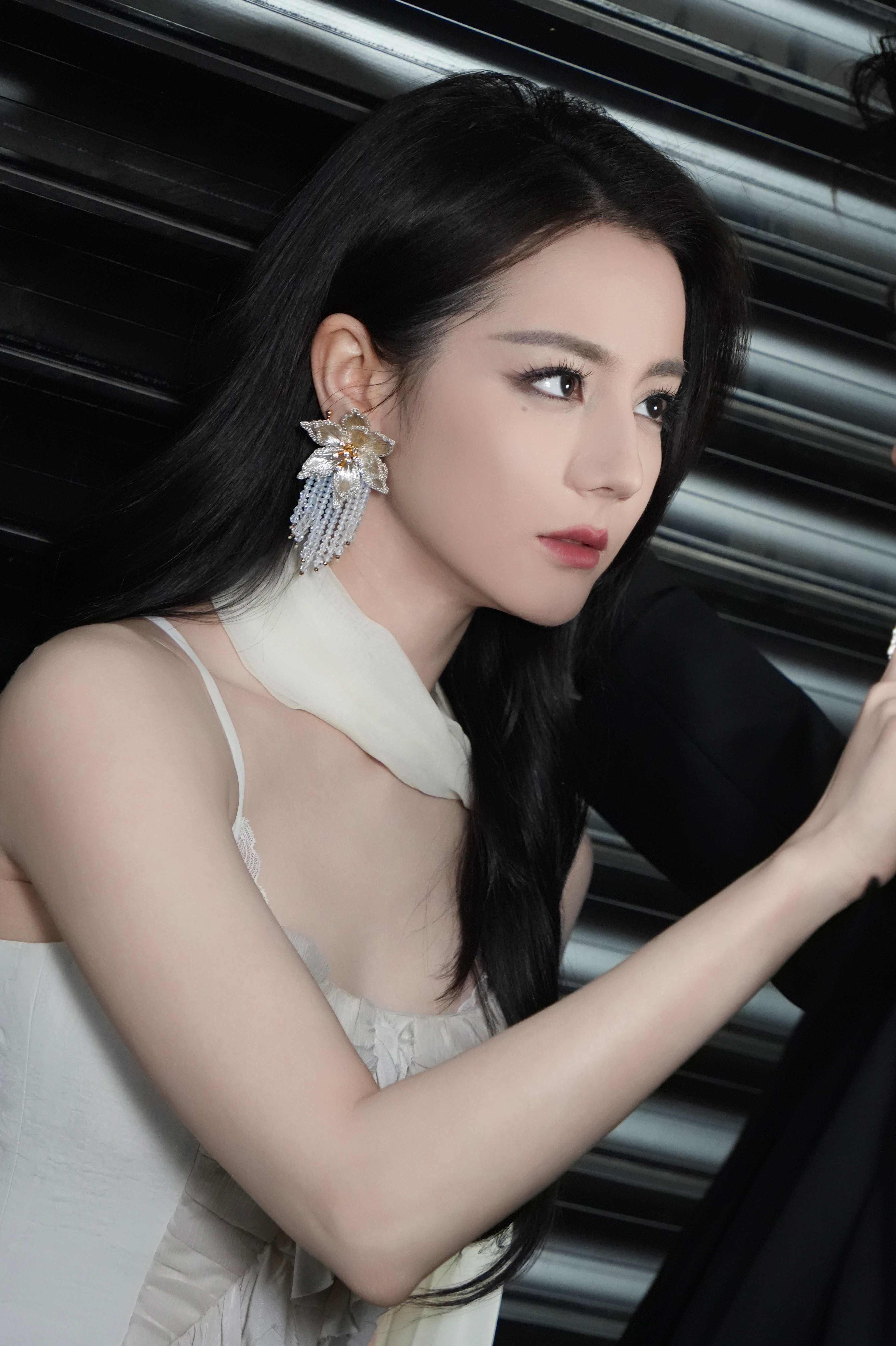 迪丽热巴  🙌贺思慕的五感体验卡 偶遇现代版灵主大人！再靠近一步，小心灵主大人