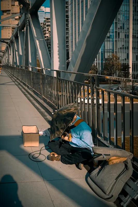 用最少的字形容你很穷？扎心的背后，藏着无数人的硬扛
 
你敢用最少的字形容自己的