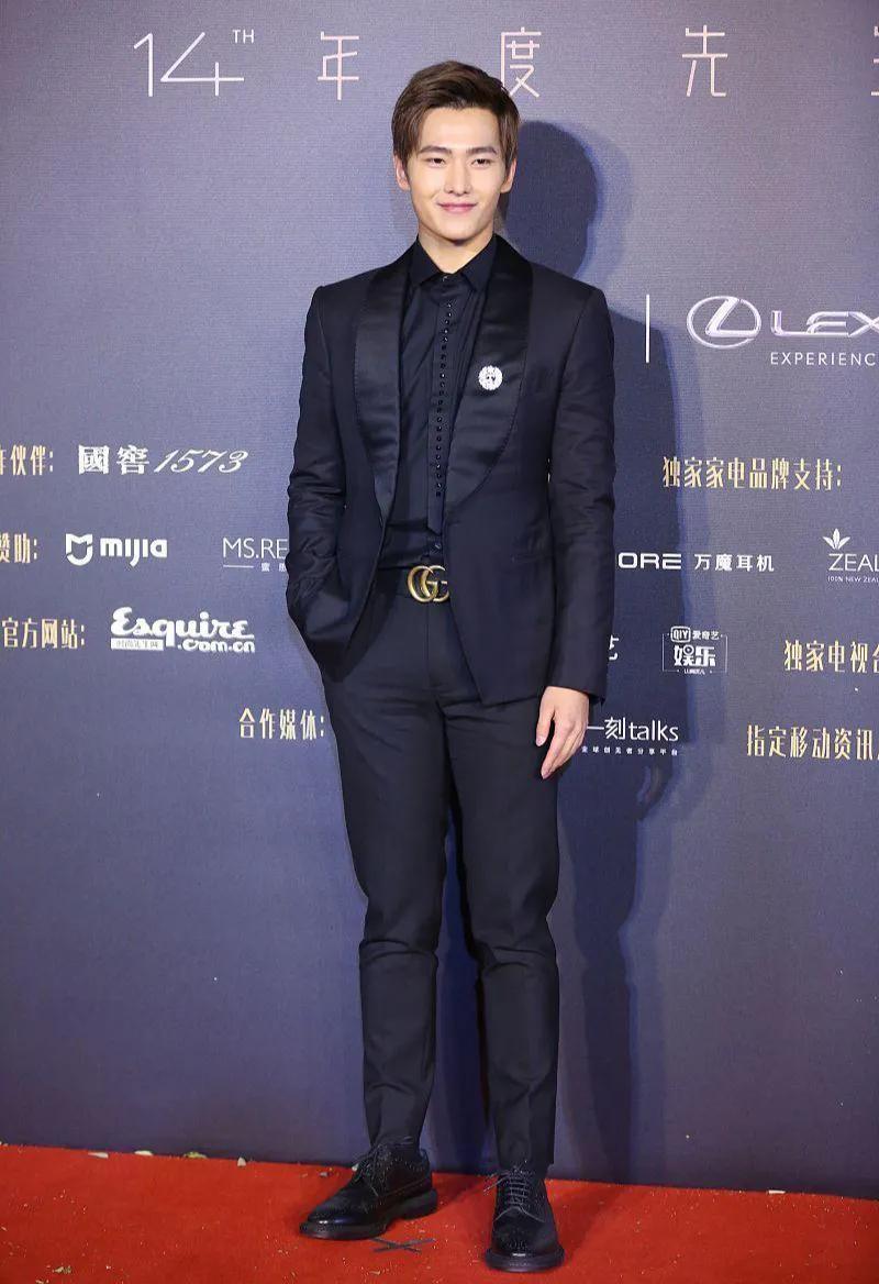 杨洋这张脸是真的没什么可以挑剔的，这身材比例，还不错啊！并不像网友说的——腿短！