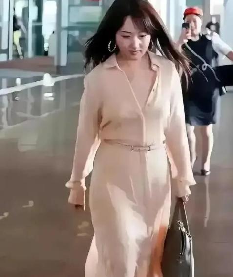 杨钰莹今年 53 岁，住在深圳一套价值 3000 万的顶楼豪宅里。她现在最重要的