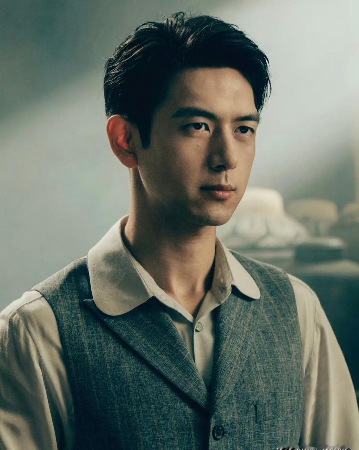 都在传杨紫李现三搭要演《人生路上》？
全猜错了。
刚拿到一手消息：新项目确实在推