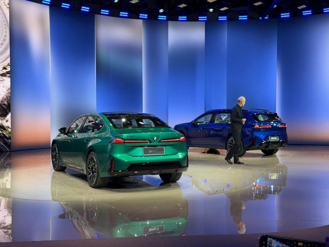 宝马集团今天在2026北京车展首秀16款车型，官宣了新世代BMW iX3长轴距版
