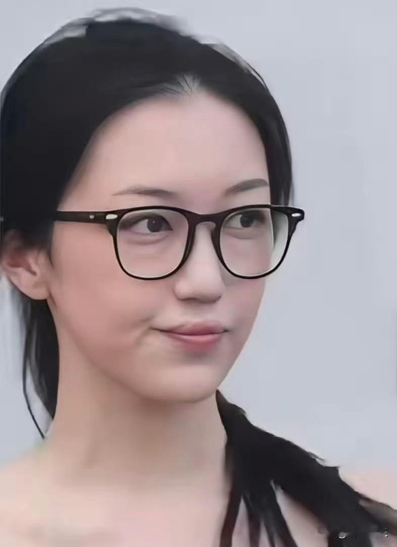 李嫣兔唇痕迹依然可见，但她的身材和气质实在太完美了