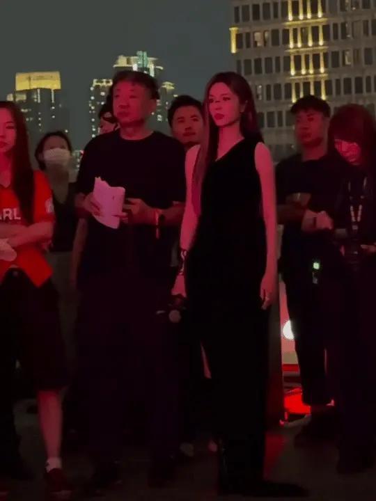 周也美得跟建模一样，伸懒腰扭那一下好像游戏角色待机的ai感[爱慕][爱慕] ​​
