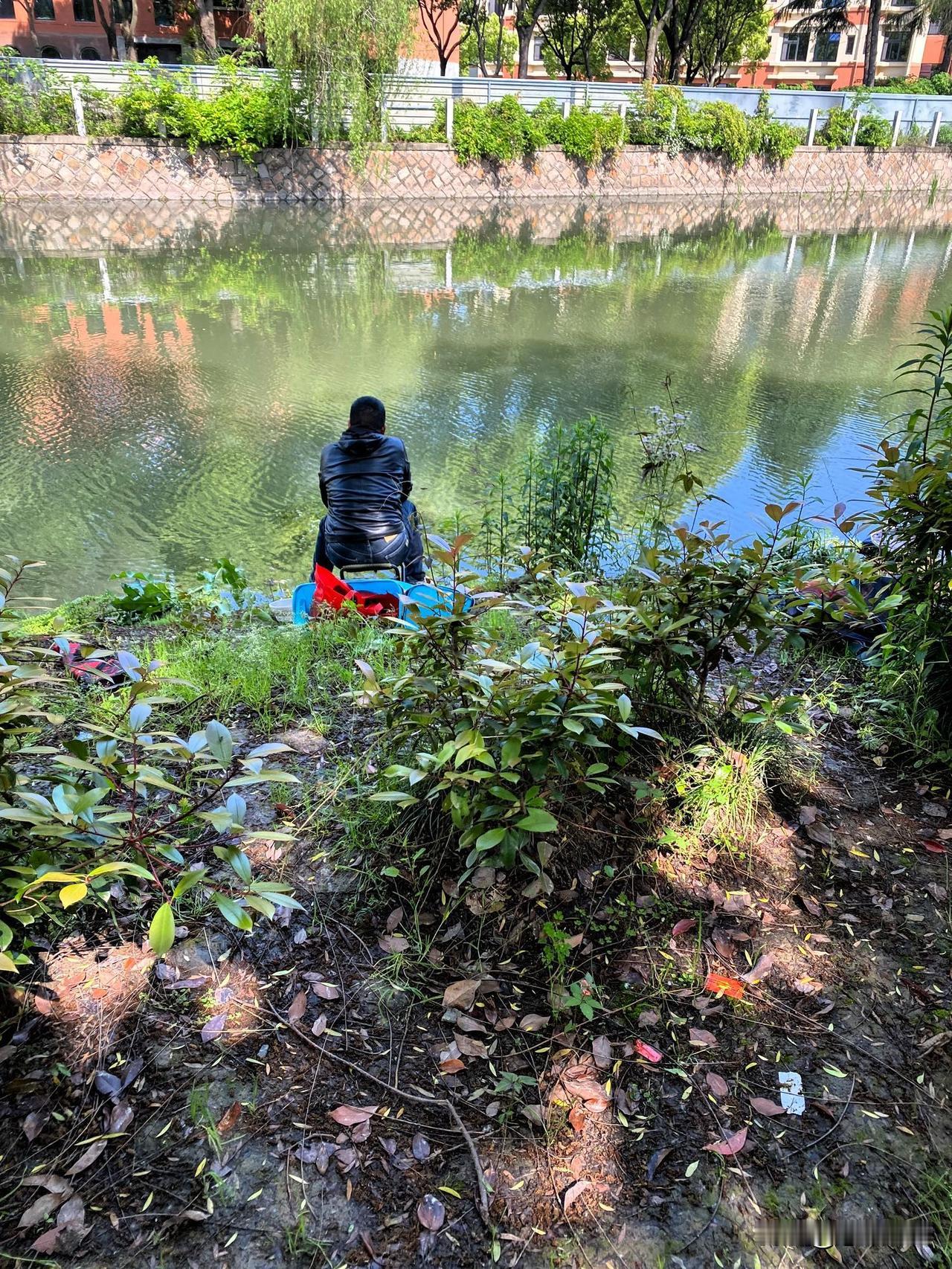 水乡钓鱼人，他们总是耐心地等待鱼儿上钩，风雨无阻，就是为了收获钓到鱼的快乐，钓鱼