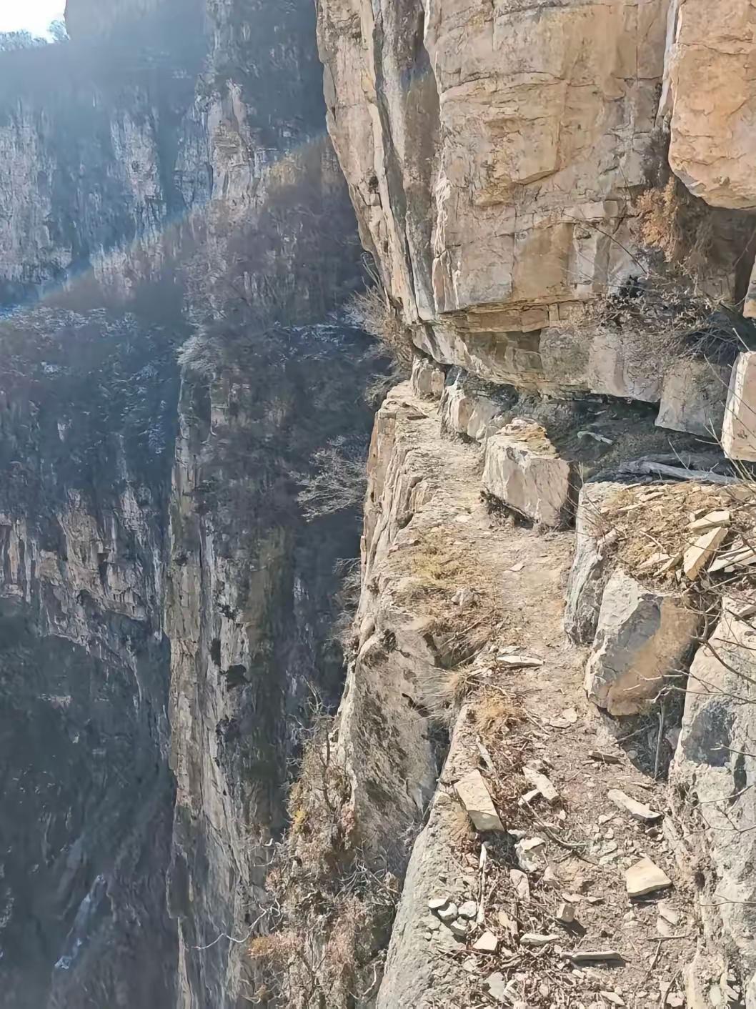 看吧，就南太行这条道，别说上去走一走了，就这睁眼一看，腿都发软。程梦阳姑娘，这哪