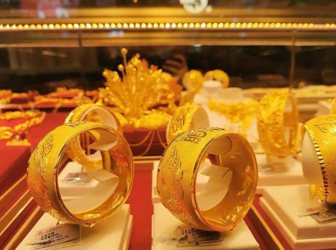 一夜暴跌33元，黄金“过山车”行情再次敲响警钟。前阵子追高入场的消费者，如今面临