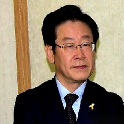 有些人的脸，就是他一生的履历。
这话真不是瞎掰。你把韩国那俩前后脚的总统照片放一