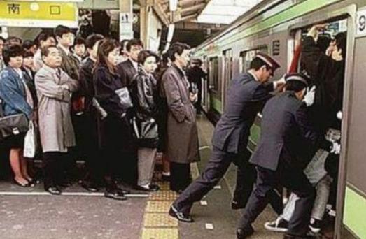 日本的网络喷子也太招笑了！他们声称中国旅客不去日本是好事，还列举了很多好处。
 