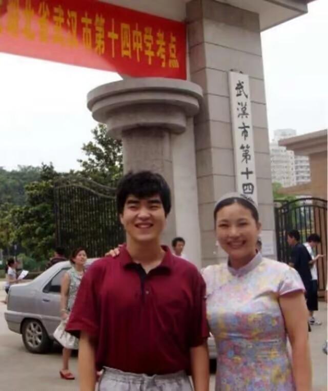 她是武汉女教师，在医院生下一个小男孩。谁知，丈夫突然在她耳边说，把氧气管拔掉吧，