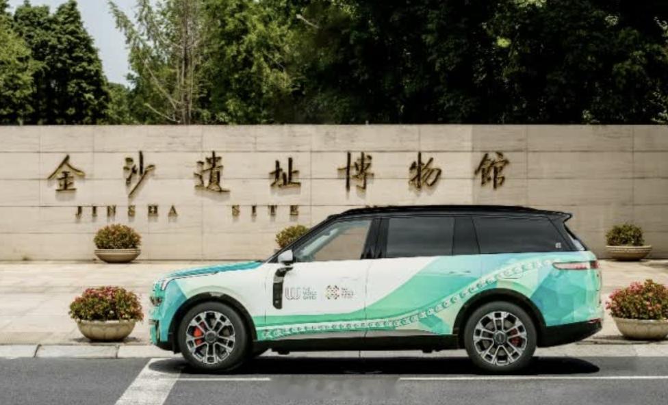 世界运动会火炬传递正式启程。作为官方指定用车，领克900全程护航圣火，一辆车，串