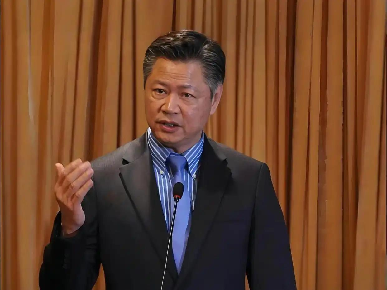 赖岳谦放话：中国战略思维过时了。 你真以为他是在鼓动中国到处找架打？大错特错！他