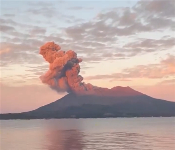 【今年已喷40多次， 日本火山喷发灰柱高达3400米  】12月23日消息，据日