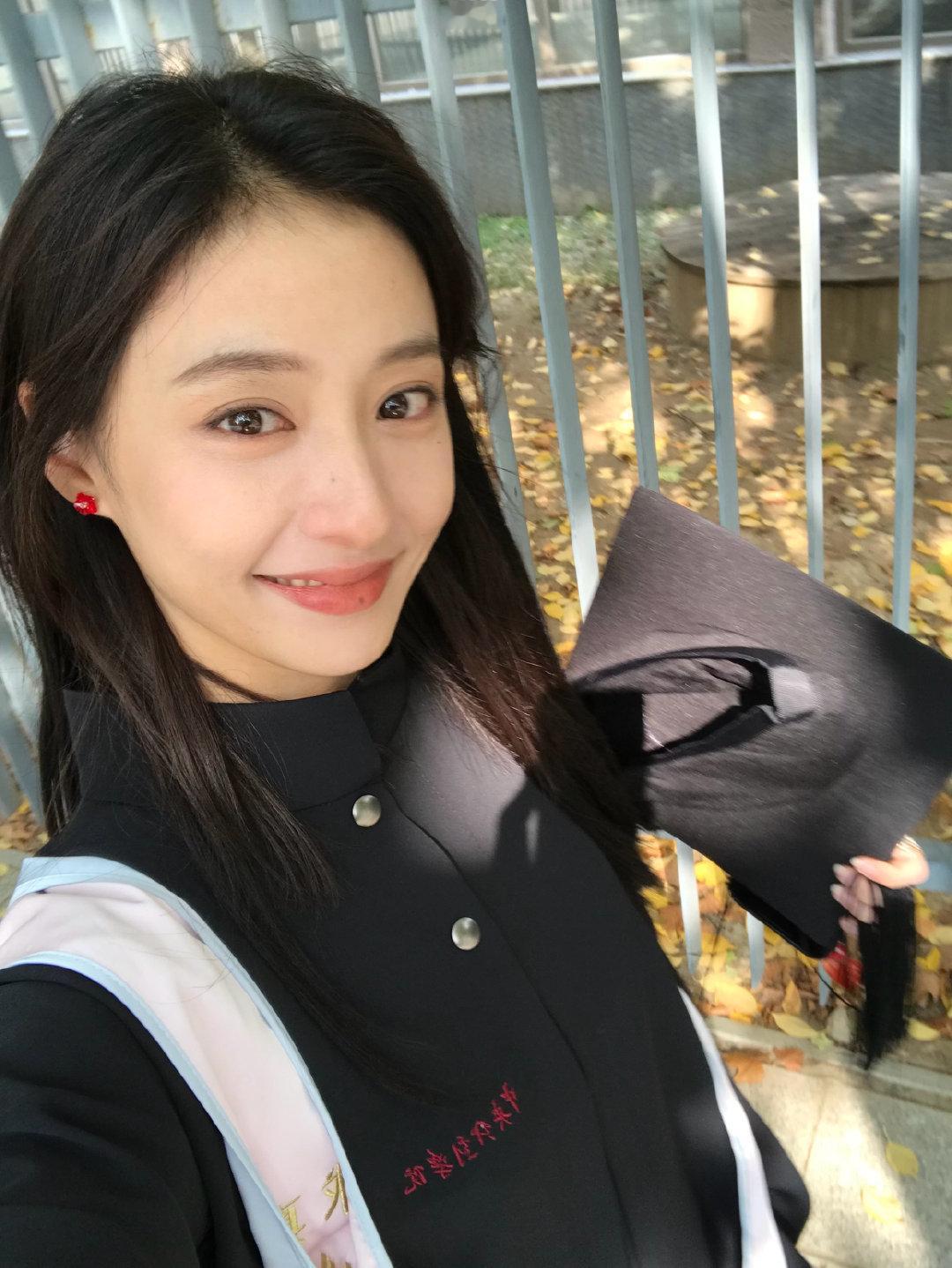 胡连馨毕业典礼美我一跳，那就再补一句：毕业快乐！[送花花]感觉姐姐才刚入学[捂嘴