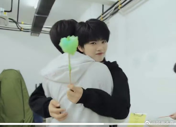 左奇函张函瑞贴贴感觉张函瑞在挑衅我放开左奇函好吗