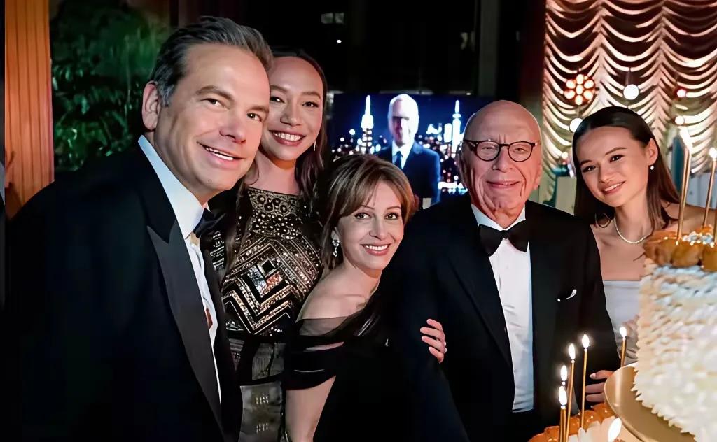 95岁的默多克举行生日宴会，邓文迪带着两个女儿盛装出席。

默多克6个儿女，在财