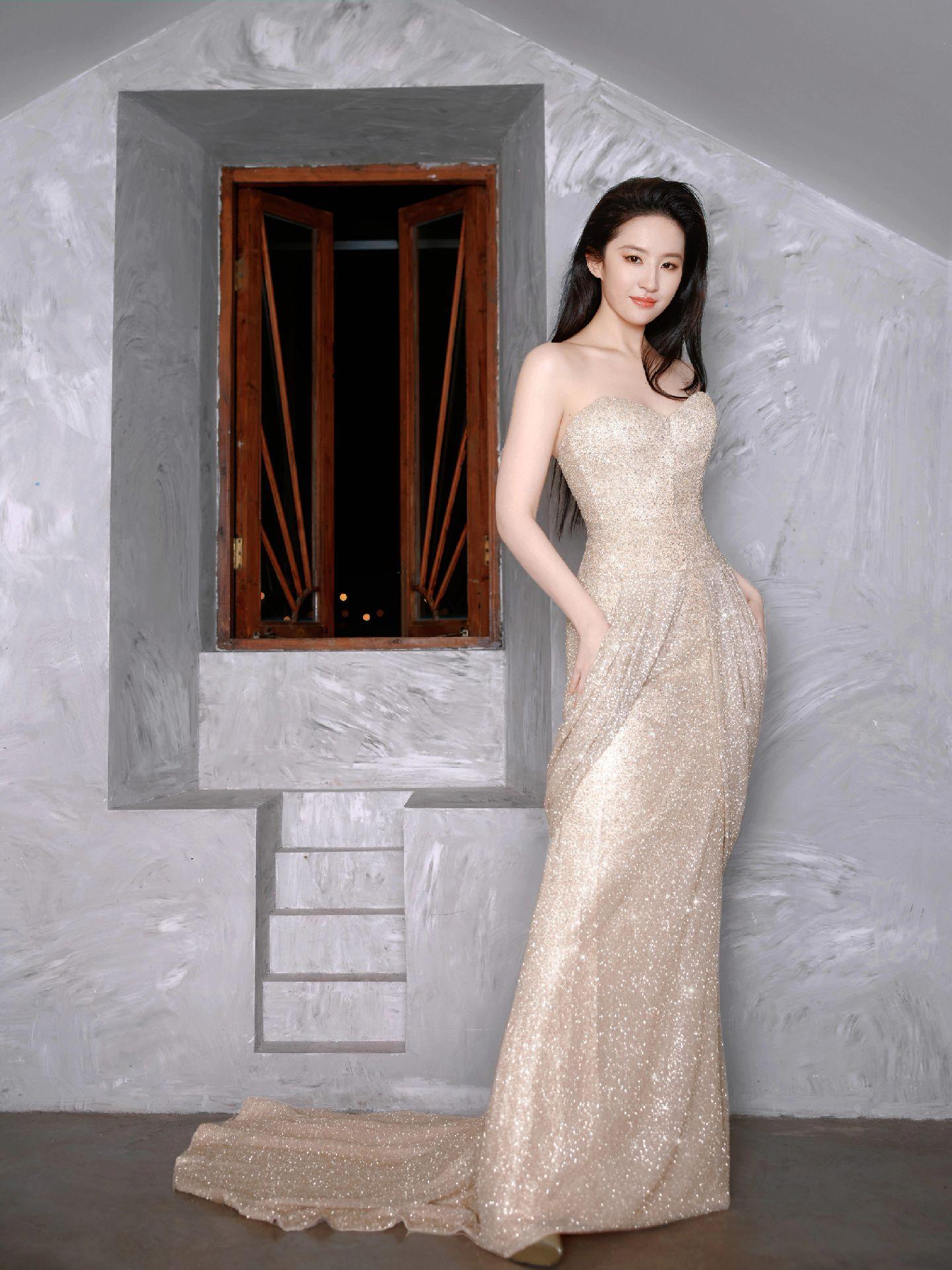 lv定制很难吗？刘亦菲说穿就穿上了。