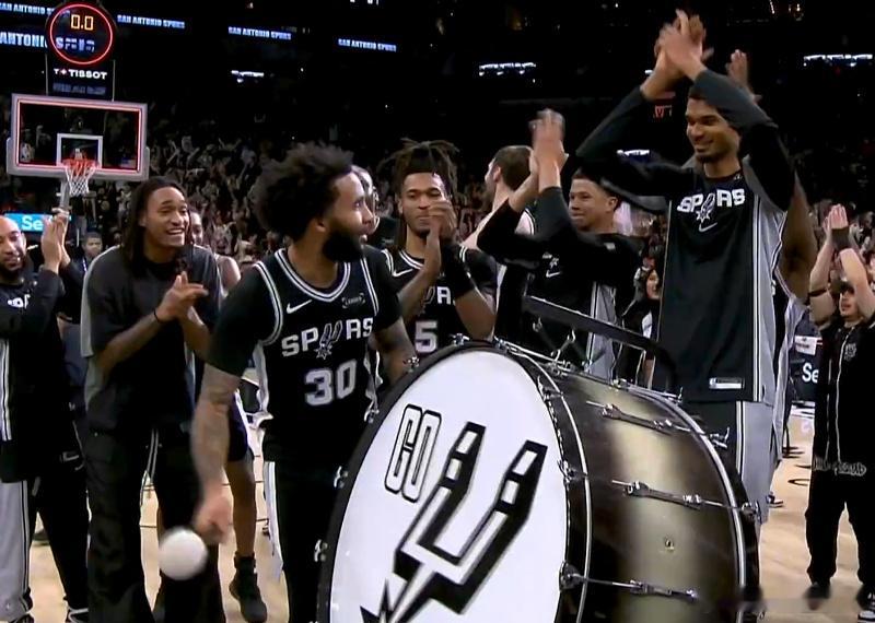 励志！又一落选秀逆袭，狂射10记三分打破长达28年纪录！马刺自研库里！北京时间1