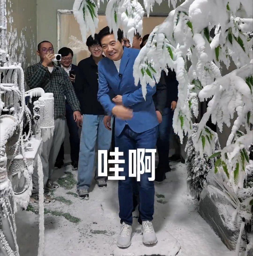 雷军在实验室冻出了表情包。雷军:舒适性实验室模拟零下二十度，真的特别冷。 ​​​