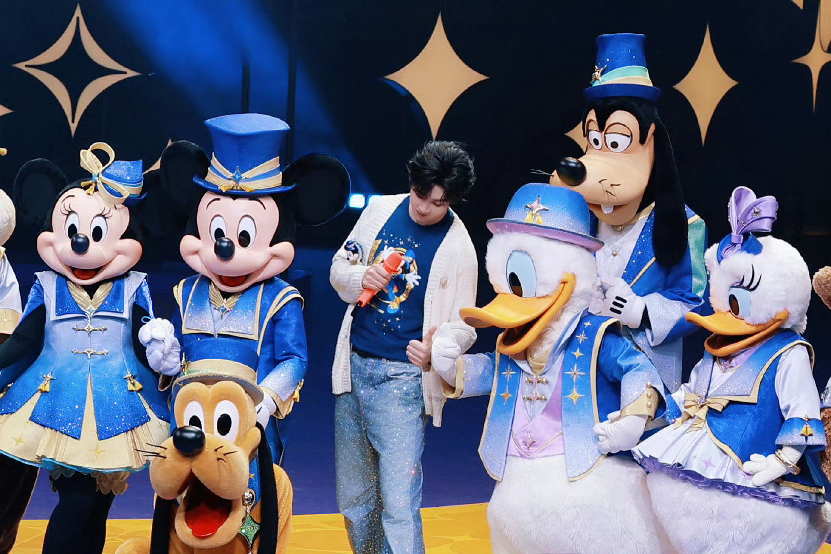 愿——我们都要开心的像个孩子一样！远离那些不开心的人和事！还能相拥即是幸福！刘宇