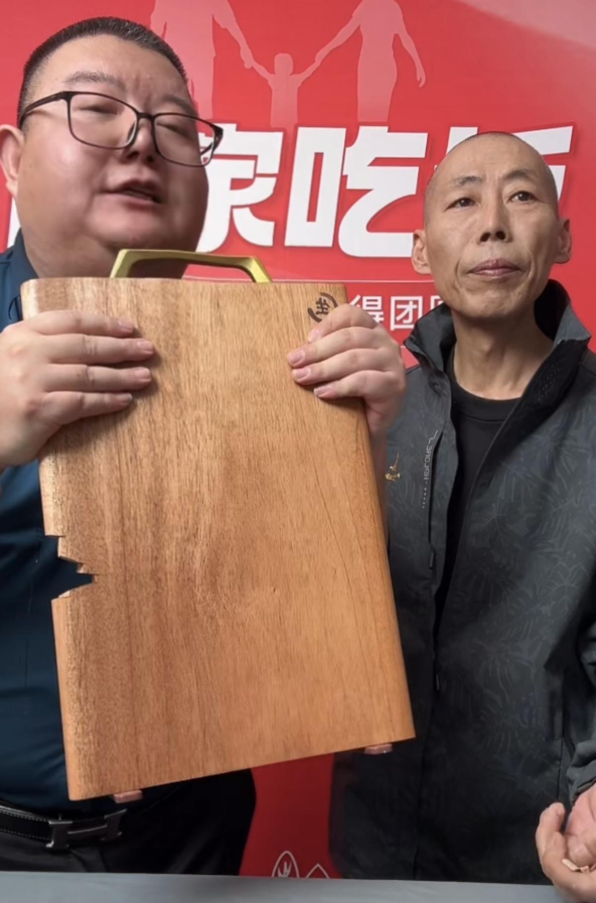 张云鹏他爸开直播了，卖厨具呢，直播间两万多人。
照这流量感觉给他儿子娶个媳妇也不