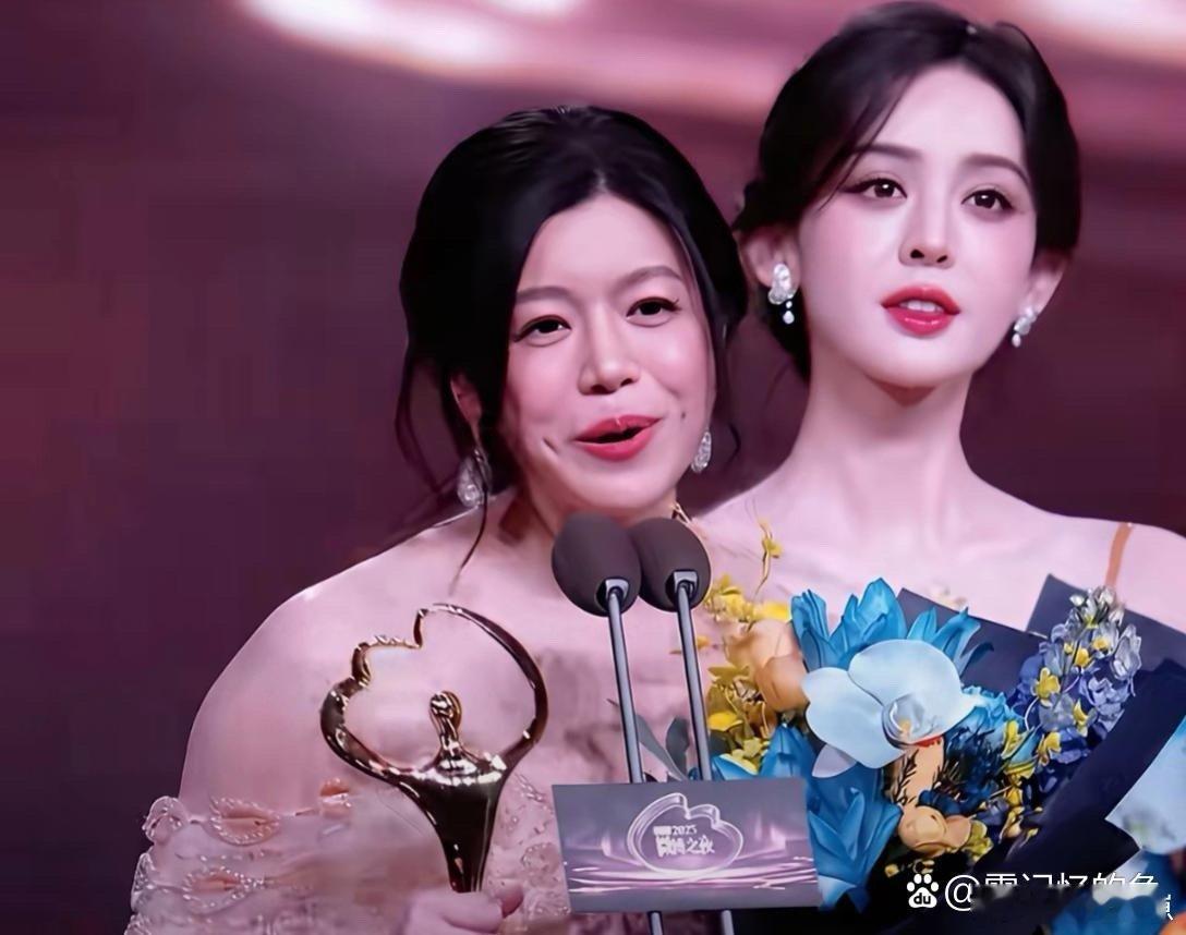 陈妍希状态真的肉眼可见有了岁月痕迹，和从前相比，气质成熟了不少。 