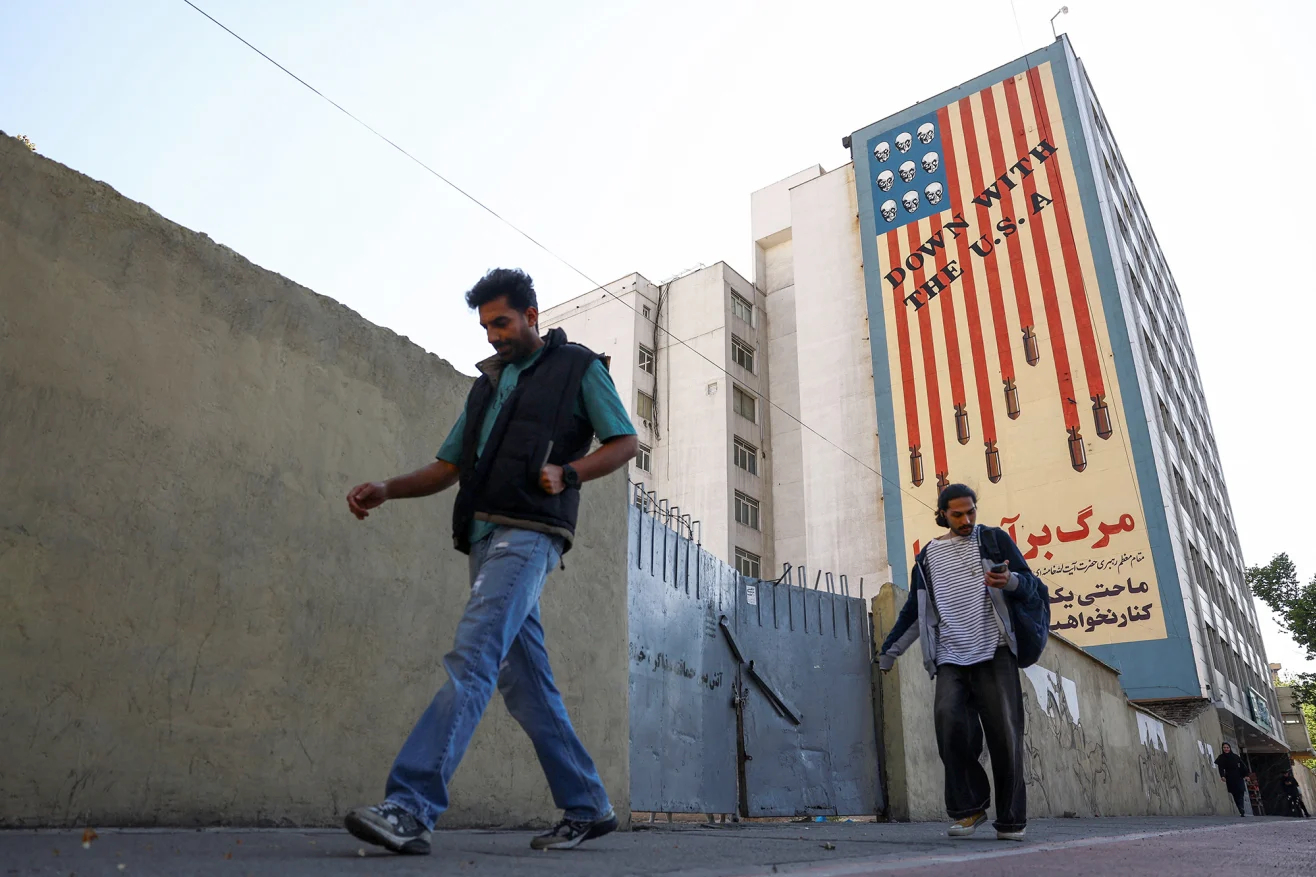 CNN继续有专业操守和水准地阴阳特朗普大都统。CNN:特朗普声称伊朗政权已经分裂