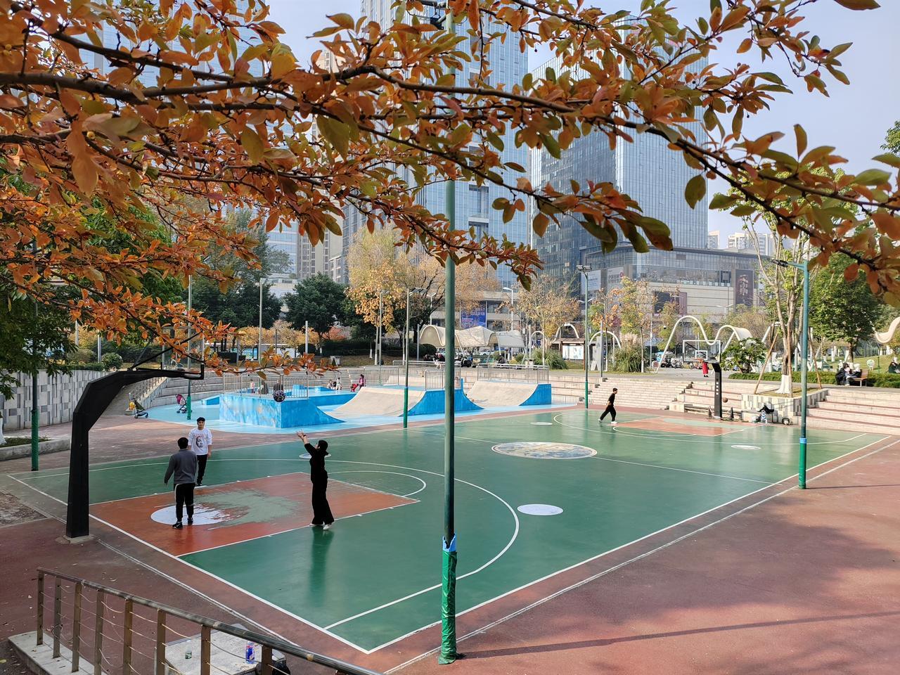 午后，阳光滤过疏疏的枝，碎金子般铺满大原公园的长椅。我把自己摊开来，像一本晒霉的